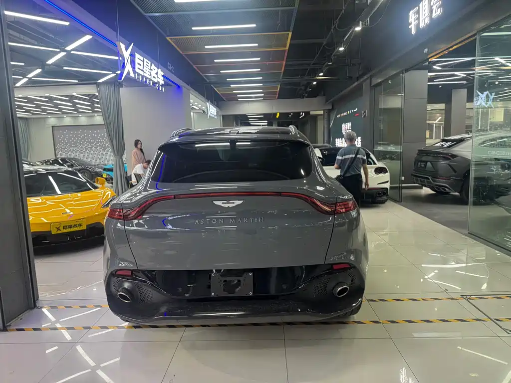 Aston Martin DBX 3.0 T STRAIGHT-SIX
