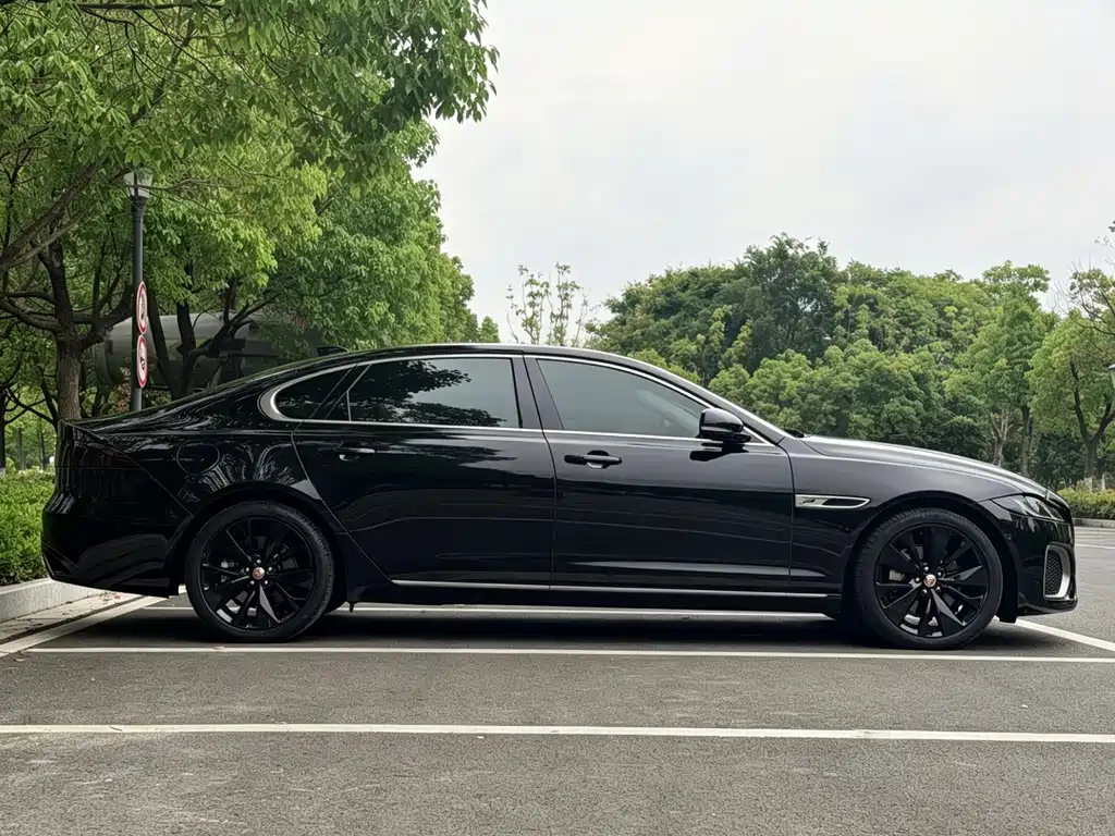 Jaguar XFL XFL 2.0 T P250 2 WD Premium Luxury Gilt