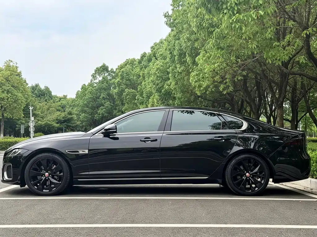 Jaguar XFL XFL 2.0 T P250 2 WD Premium Luxury Gilt