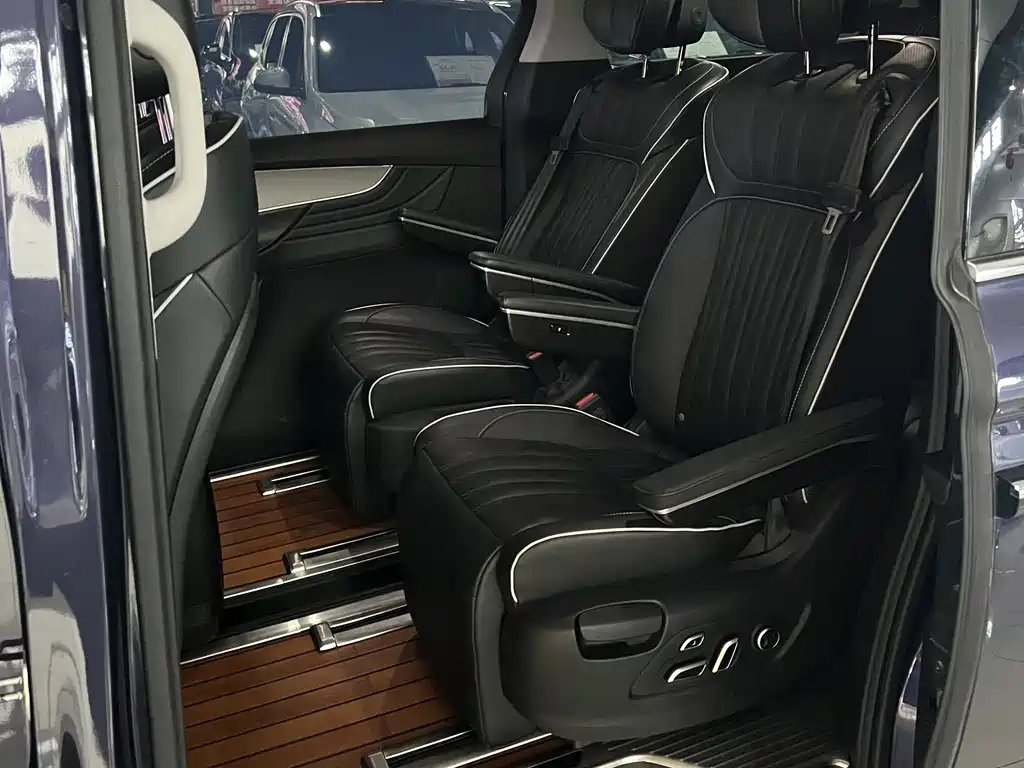 Roewe iMAX8 400 TGI Supreme Series Honored