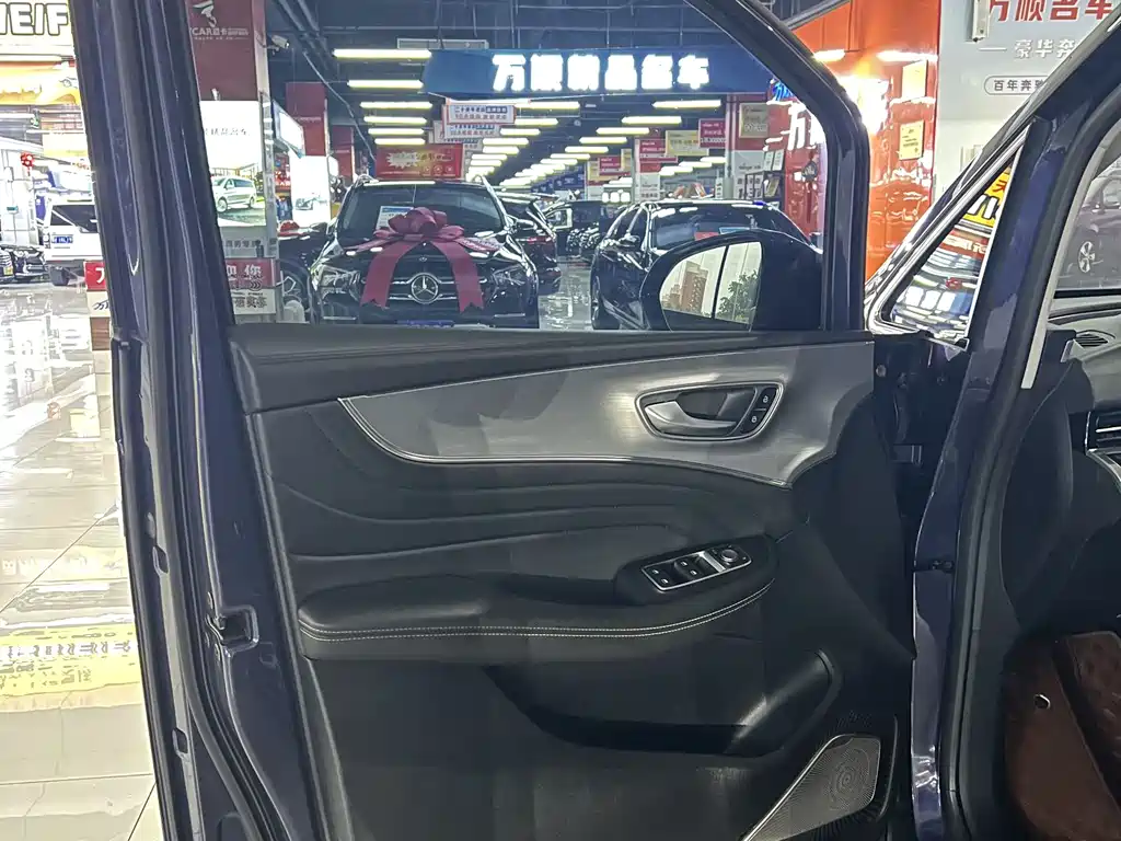 Roewe iMAX8 400 TGI Supreme Series Honored