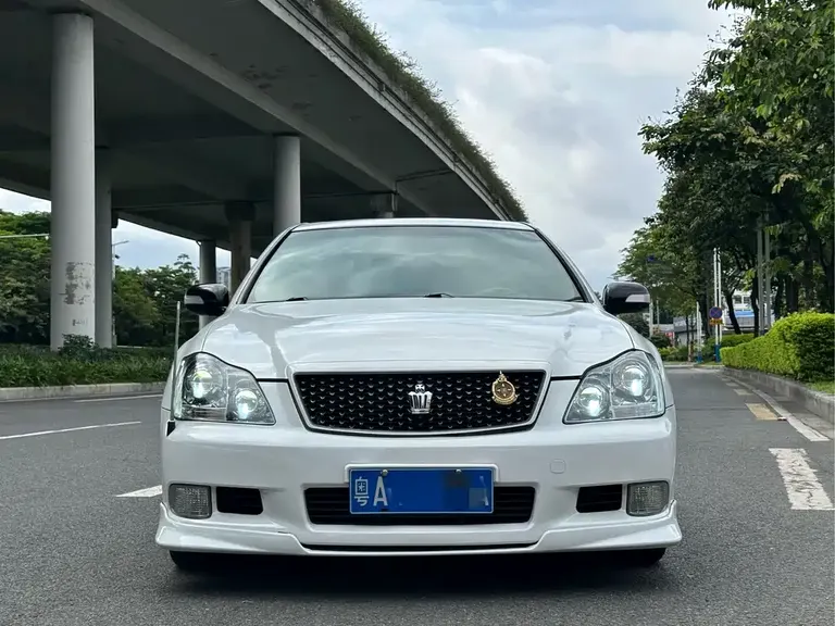 Toyota Crown 3.0 L Royal Saloon Navigation