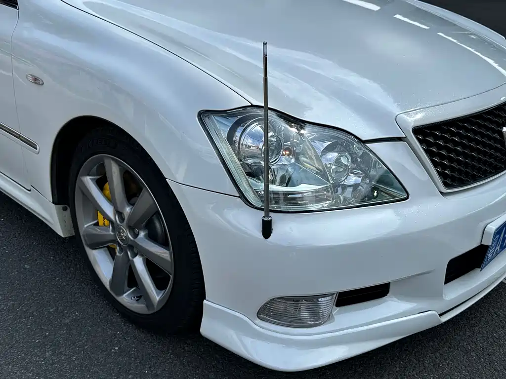 Crown 3.0 L Royal Saloon Navigation