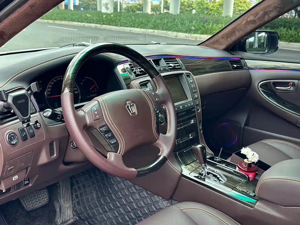 Crown 3.0 L Royal Saloon Navigation
