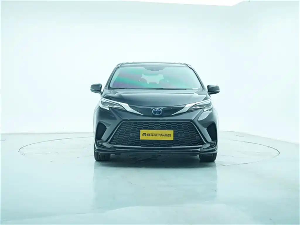 Granvia 2.5 L Hybrid Distinguished PLUS