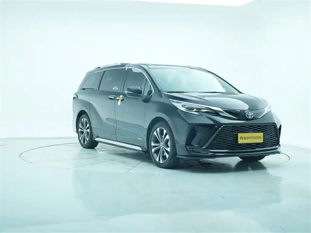 Granvia 2.5 L Hybrid Distinguished PLUS