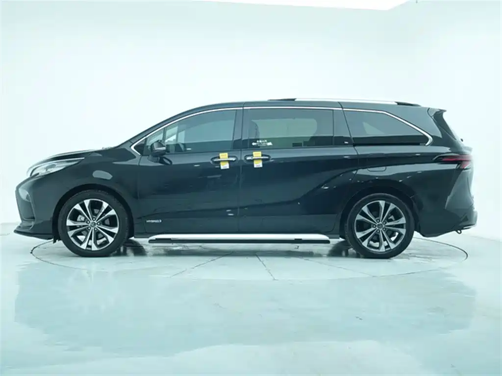 Granvia 2.5 L Hybrid Distinguished PLUS