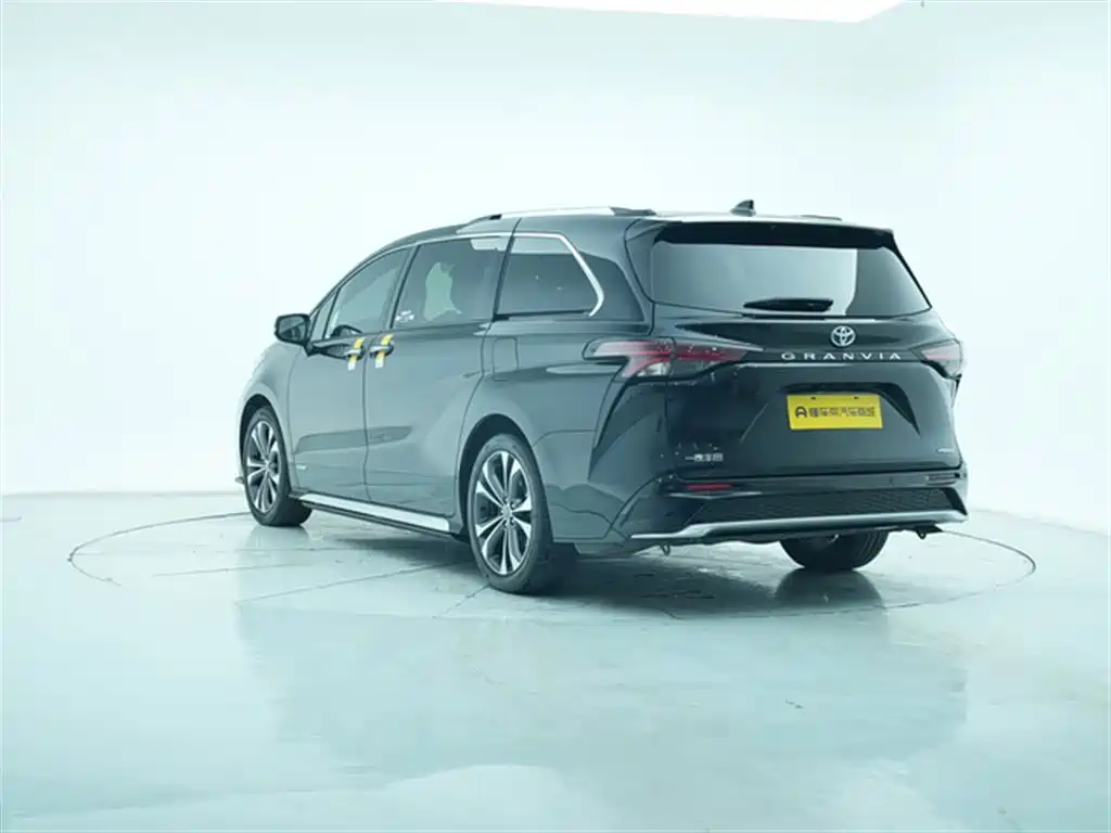 Granvia 2.5 L Hybrid Distinguished PLUS