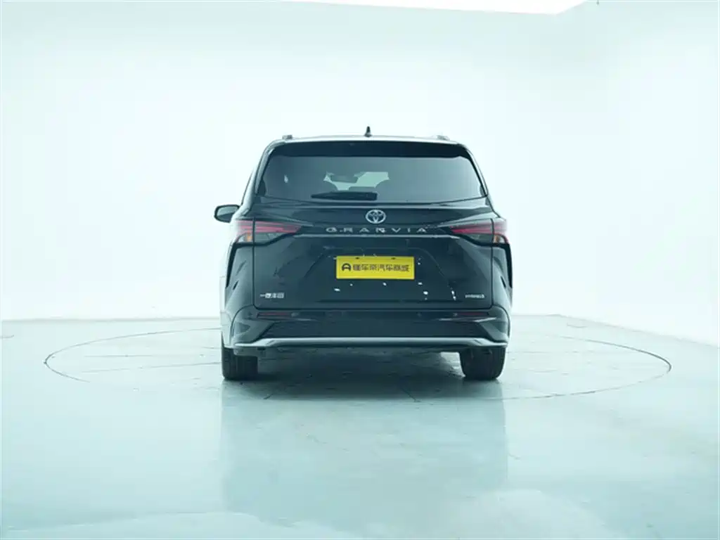 Granvia 2.5 L Hybrid Distinguished PLUS