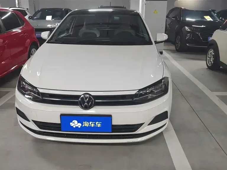 Volkswagen Polo Plus 1.5 L Auto Colorful Tech