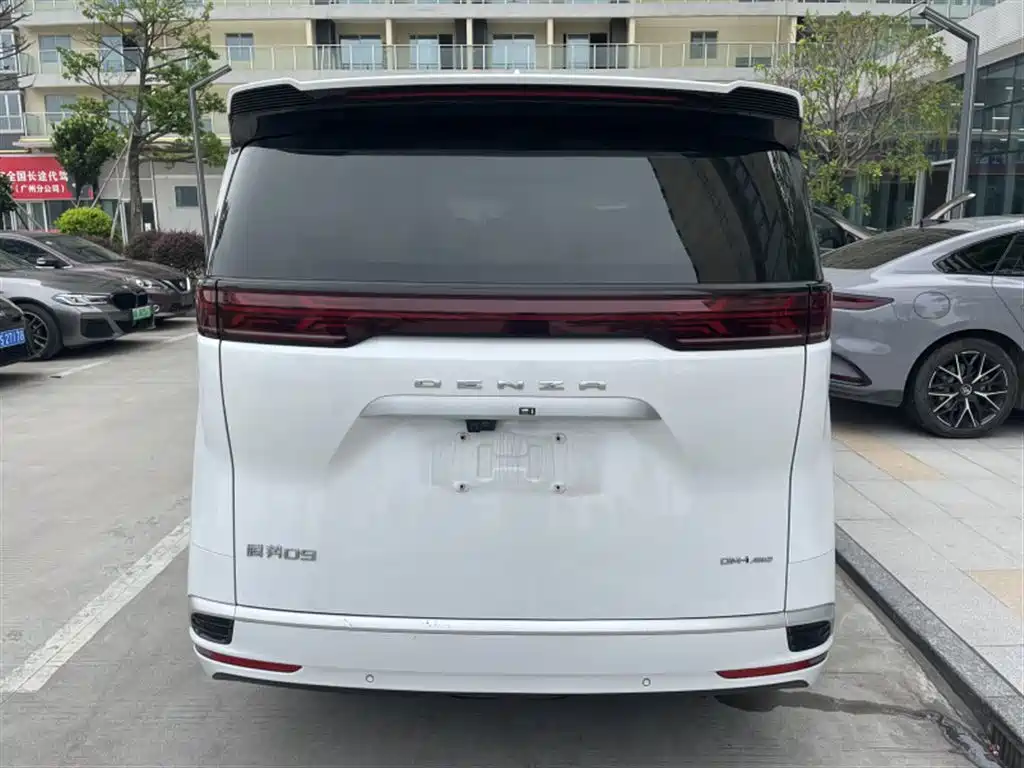 Denza D9 DM-i 970 4 WD Flagship