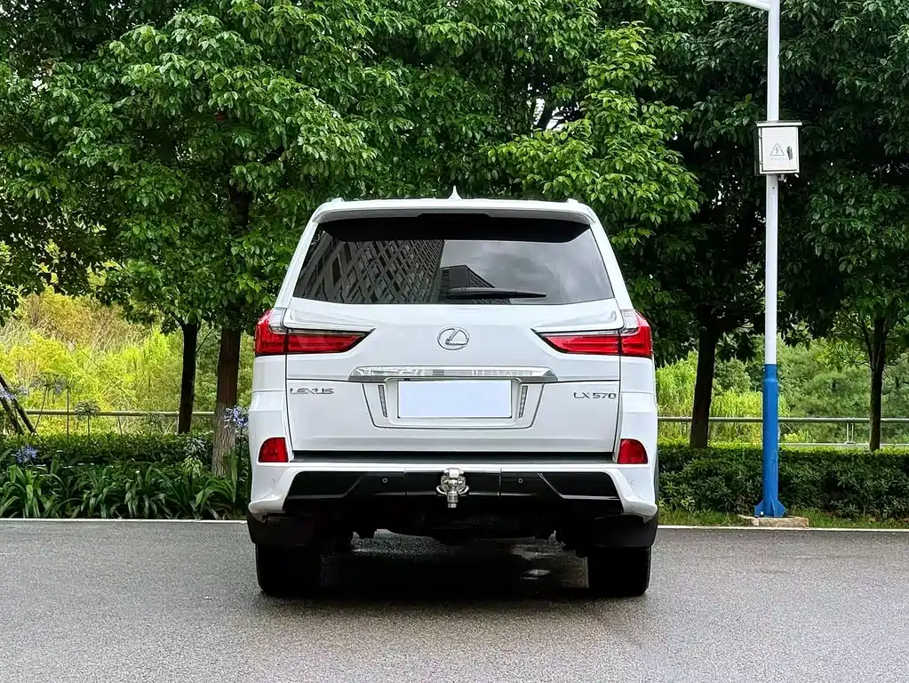 Lexus LX 570 Peak Special Edition