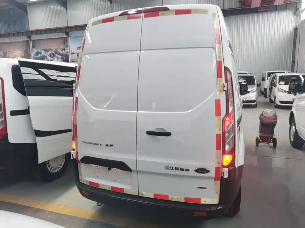 Transit 全顺 2019款 2.0 T柴油厢式运输车短轴中顶3座国VI