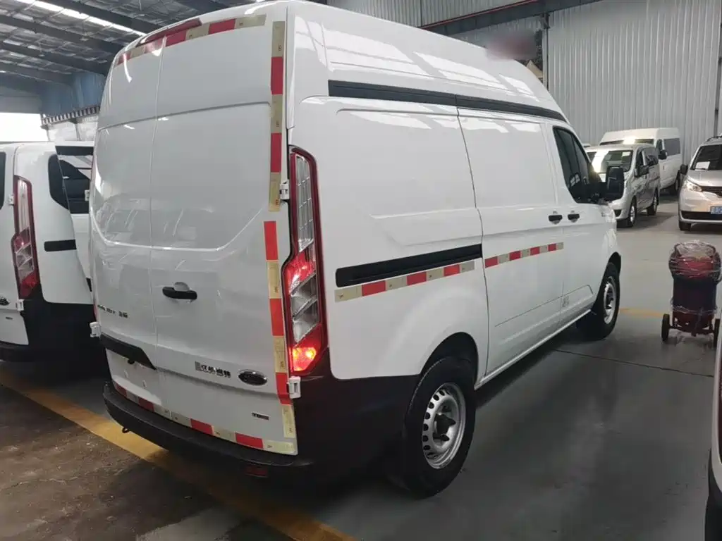 Transit 全顺 2019款 2.0 T柴油厢式运输车短轴中顶3座国VI