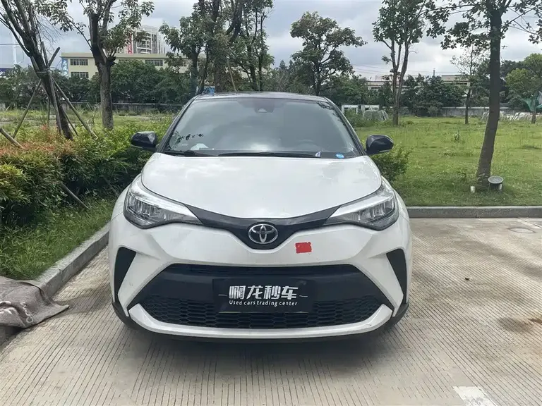 Toyota C-HR 2.0 L Leading