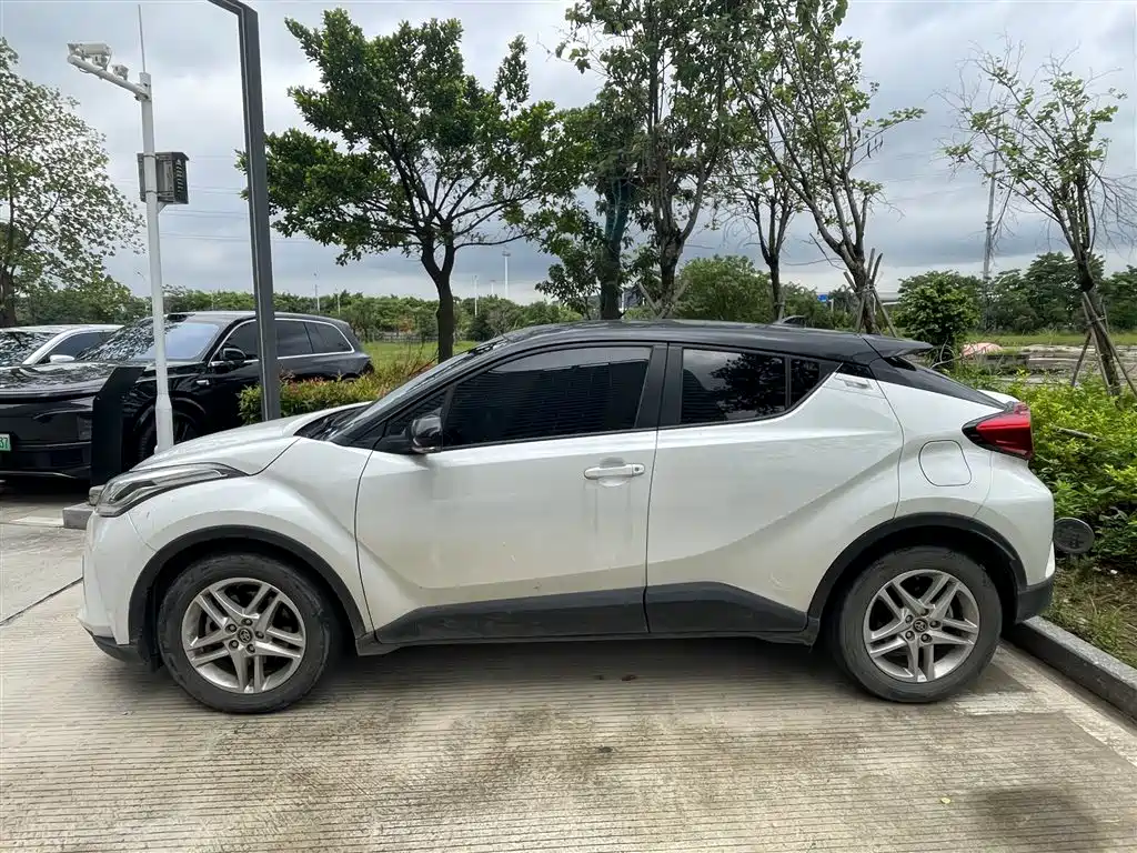 Toyota C-HR 2.0 L Leading
