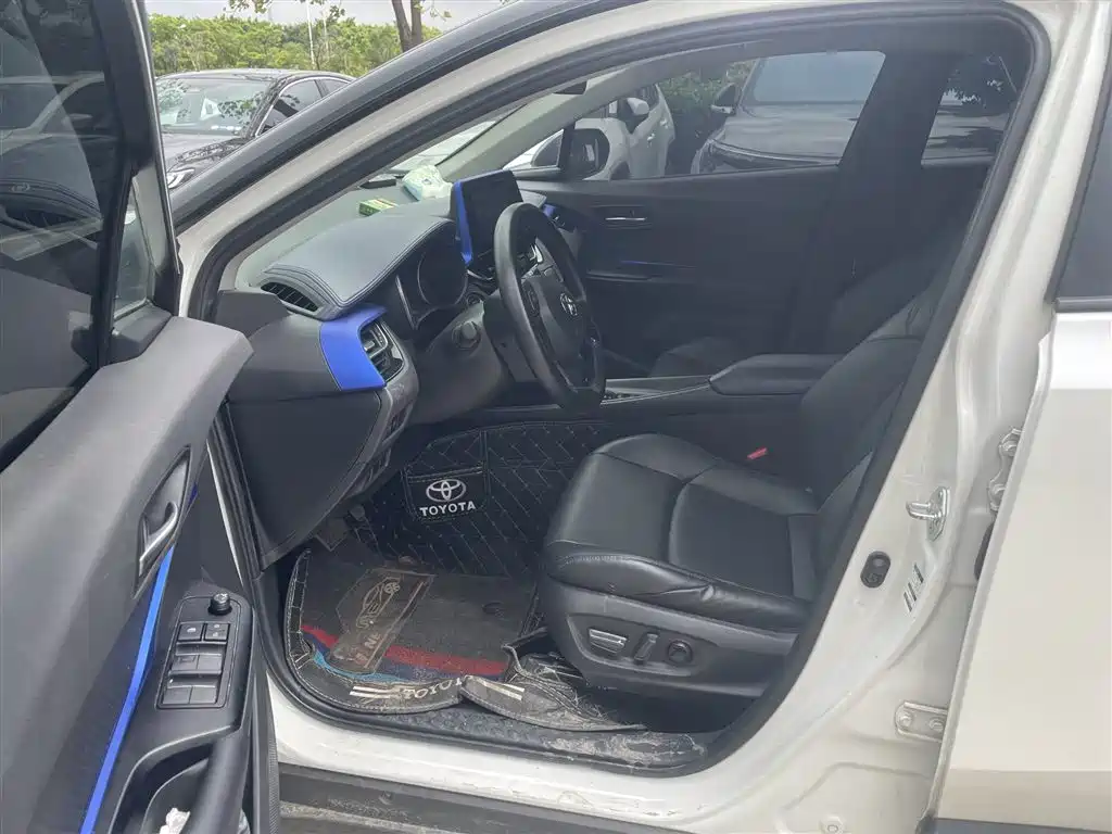 Toyota C-HR 2.0 L Leading