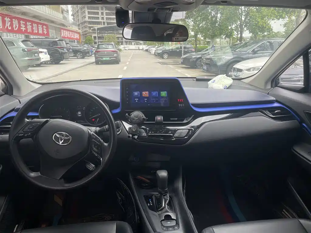 Toyota C-HR 2.0 L Leading