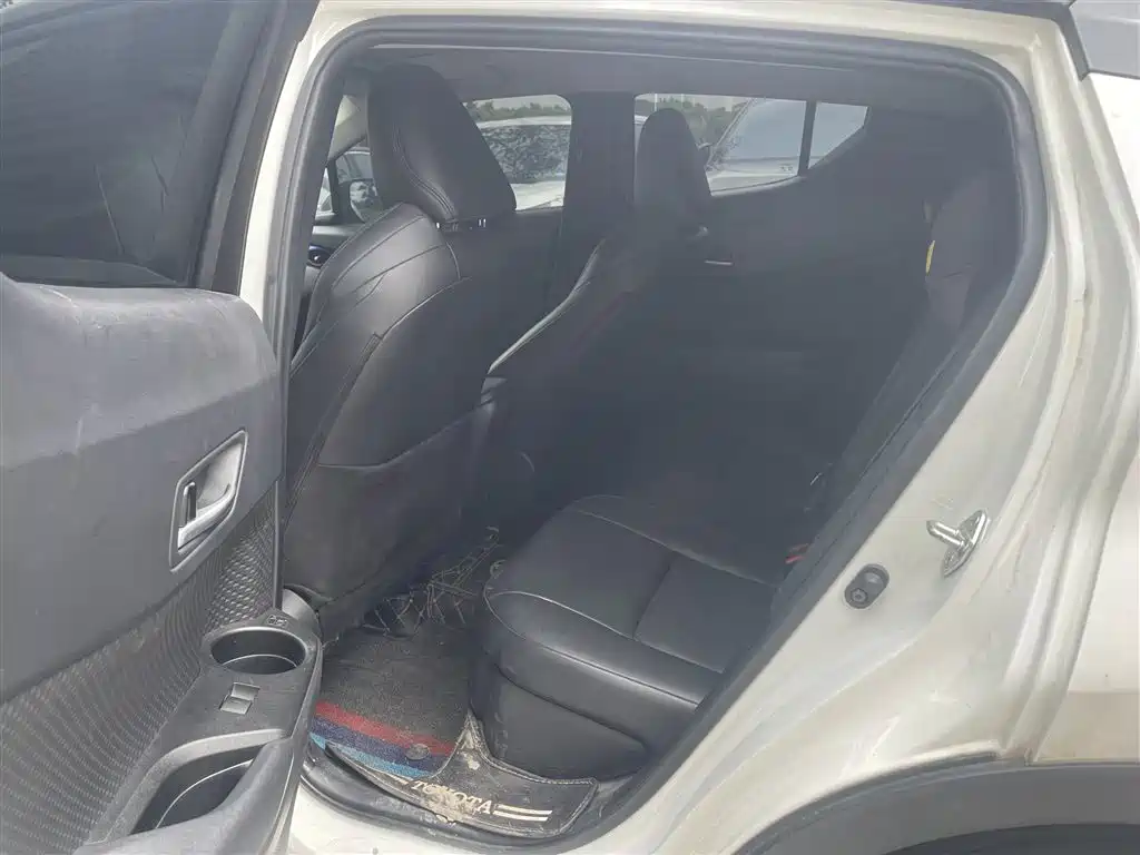 Toyota C-HR 2.0 L Leading