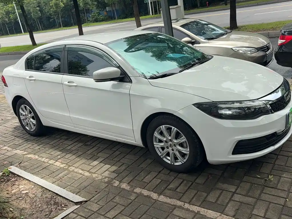 Qoros 3 3 S Sedan 1.5 T CVT Leading