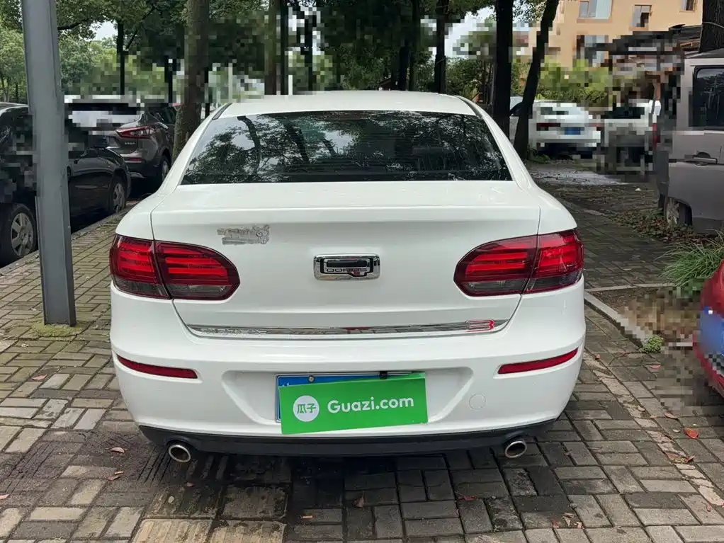 Qoros 3 3 S Sedan 1.5 T CVT Leading