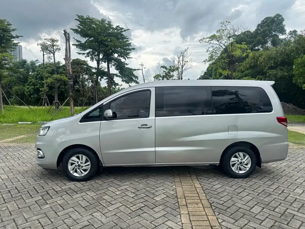 Refine M4 2.0 L Manual Luxury