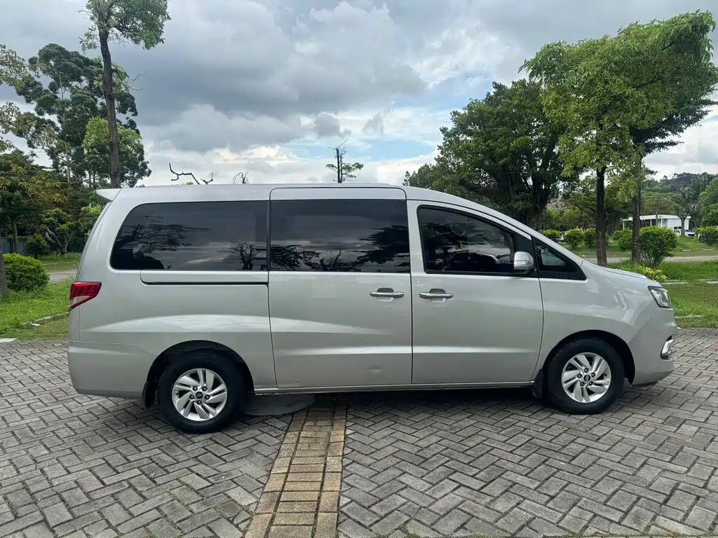 Refine M4 2.0 L Manual Luxury