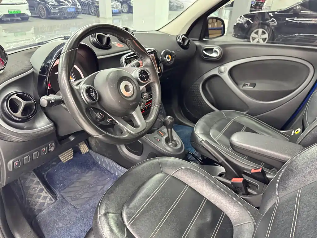 smart forfour 0.9 T 66 kW Pioneer