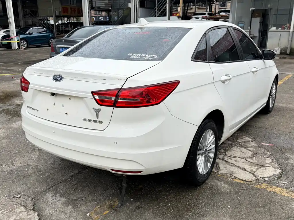 Escort 1.5 L Auto Comfort