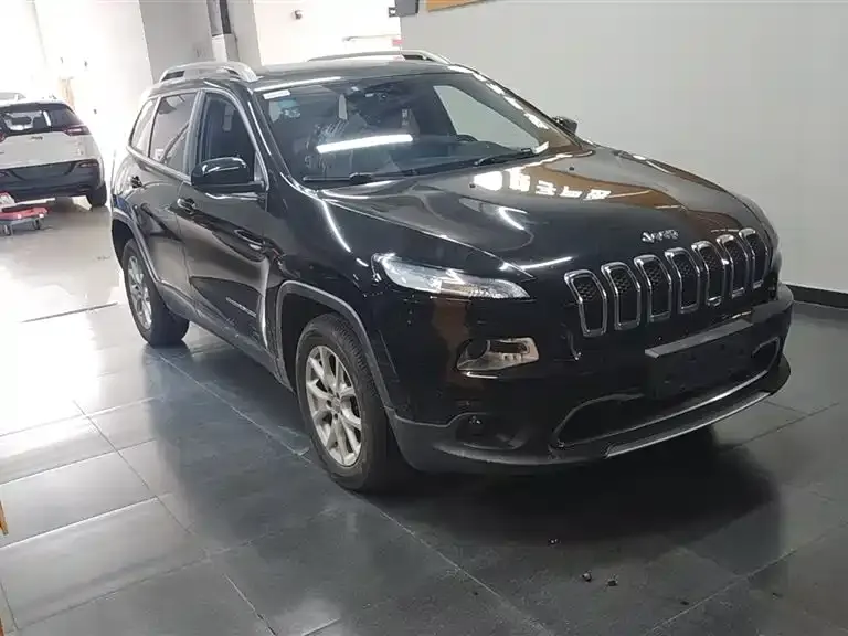 Jeep Cherokee 2.4 L Leading