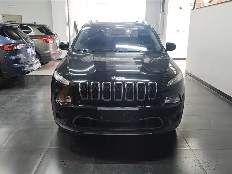 Cherokee 2.4 L Leading