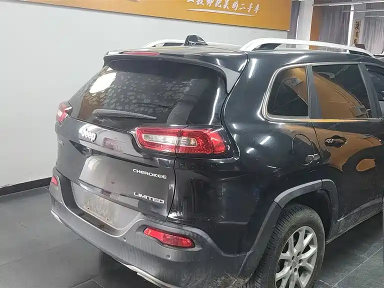 Cherokee 2.4 L Leading