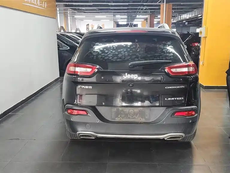 Cherokee 2.4 L Leading