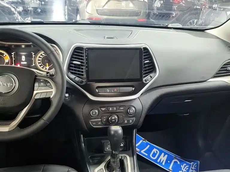 Cherokee 2.4 L Leading