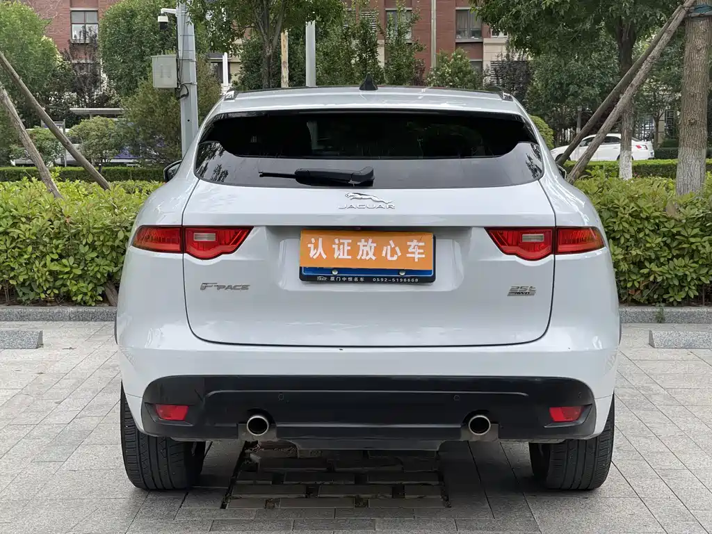Jaguar F-PACE 2.0 T Racing Flag