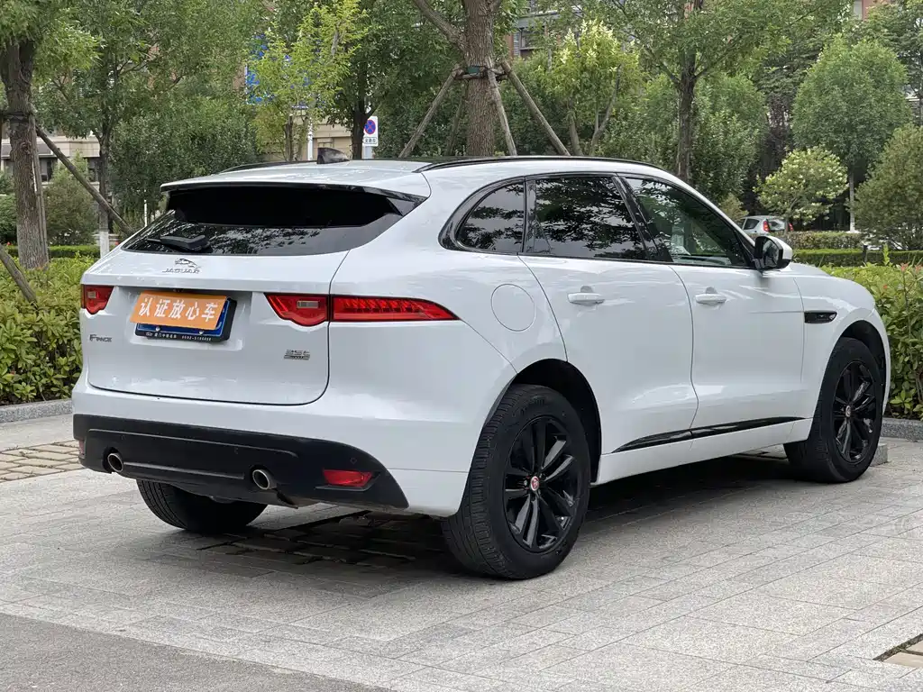 Jaguar F-PACE 2.0 T Racing Flag