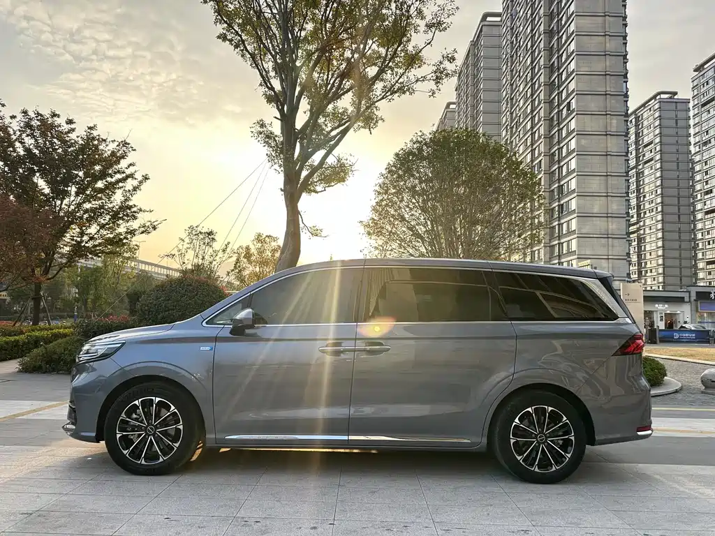 Roewe iMAX8 400 TGI Honored