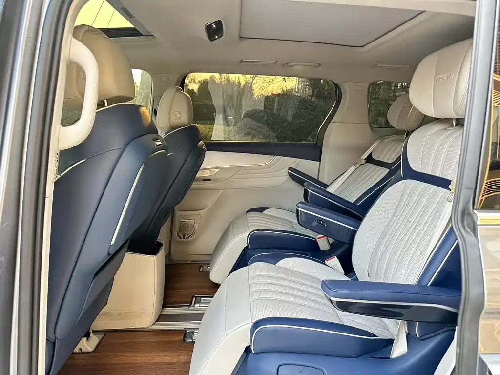 Roewe iMAX8 400 TGI Honored