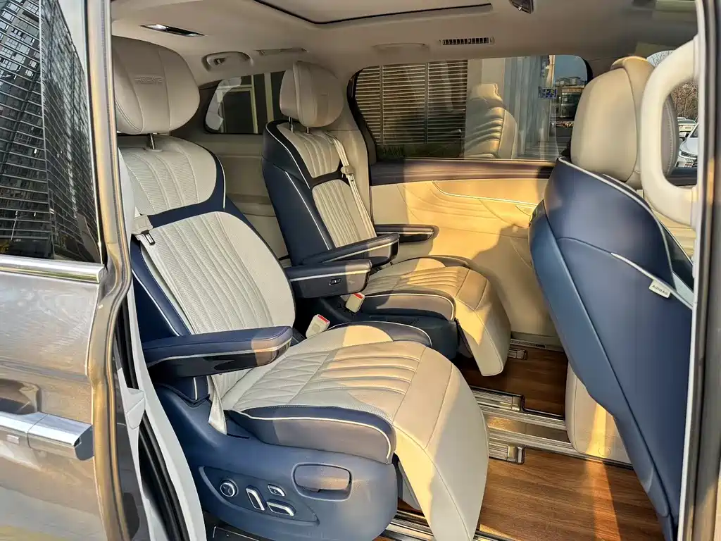 Roewe iMAX8 400 TGI Honored