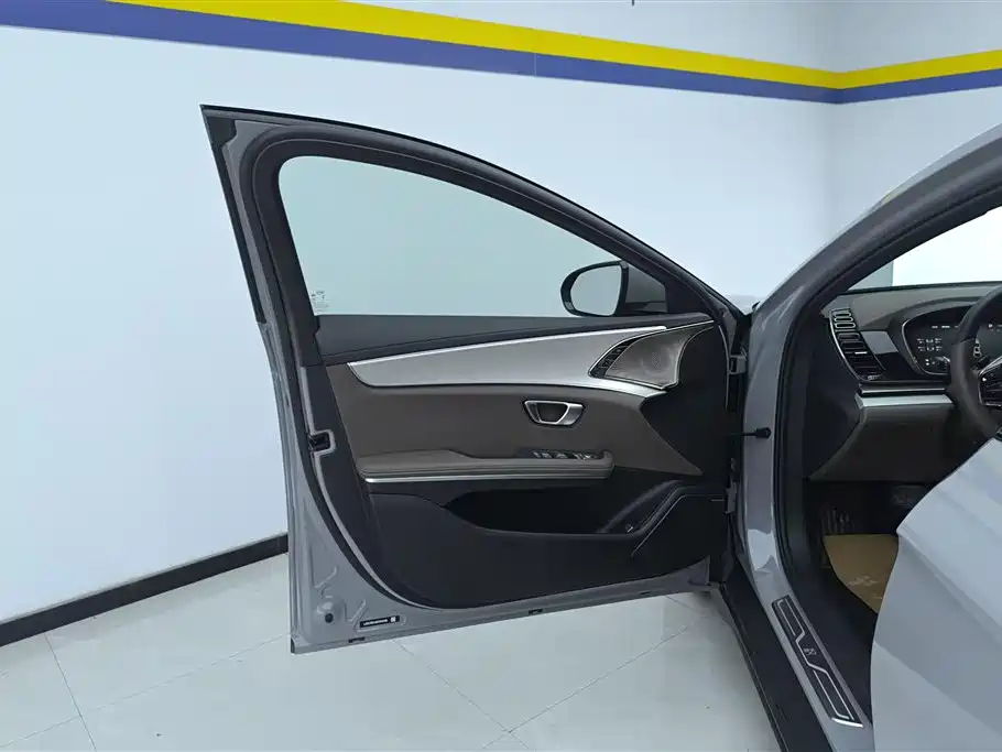Han DM-i Smart Drive 125 KM Honored