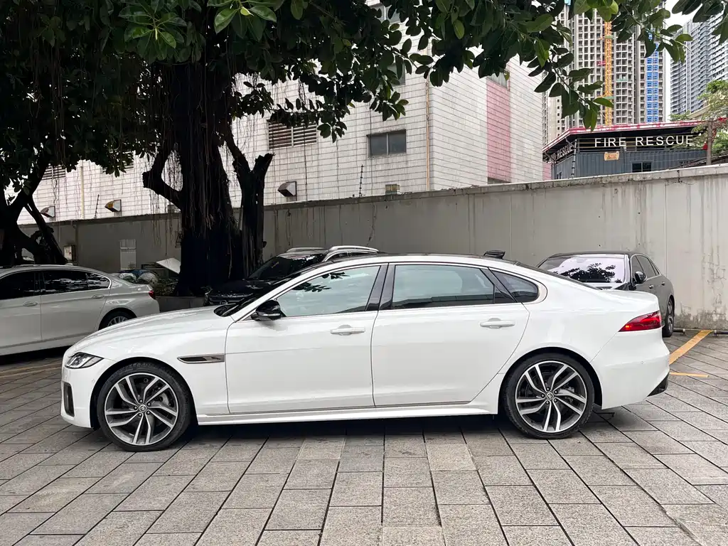 Jaguar XFL 2.0 T P300 4 WD Flagship Sport Gilt