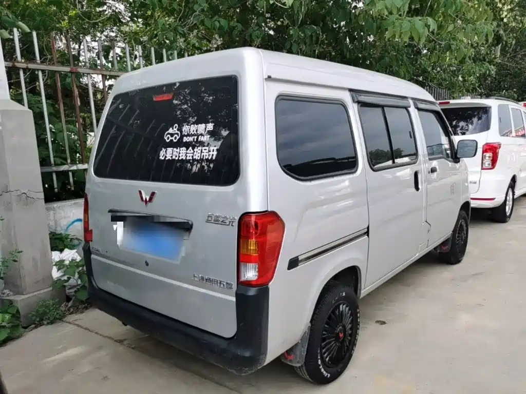 Wuling Zhiguang 1.5 L Utility 5 7-seat