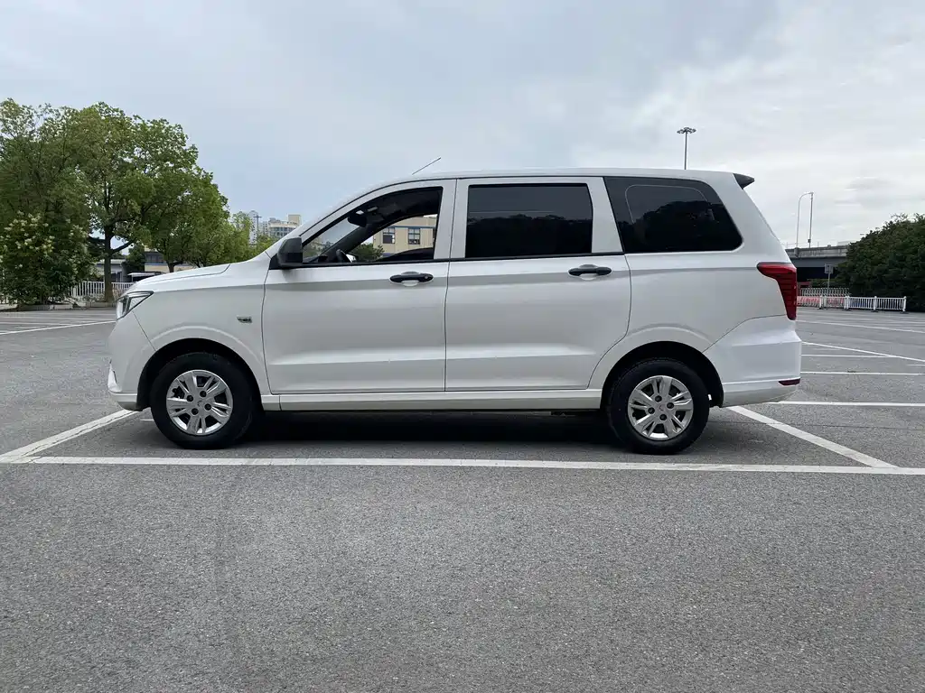 Wuling Hongguang 1.5 L S Basic LAR