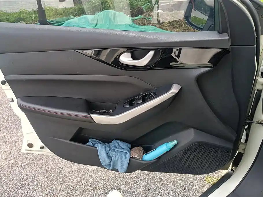 Venucia D60 1.6 L Entry Manual Comfort Enjoyment