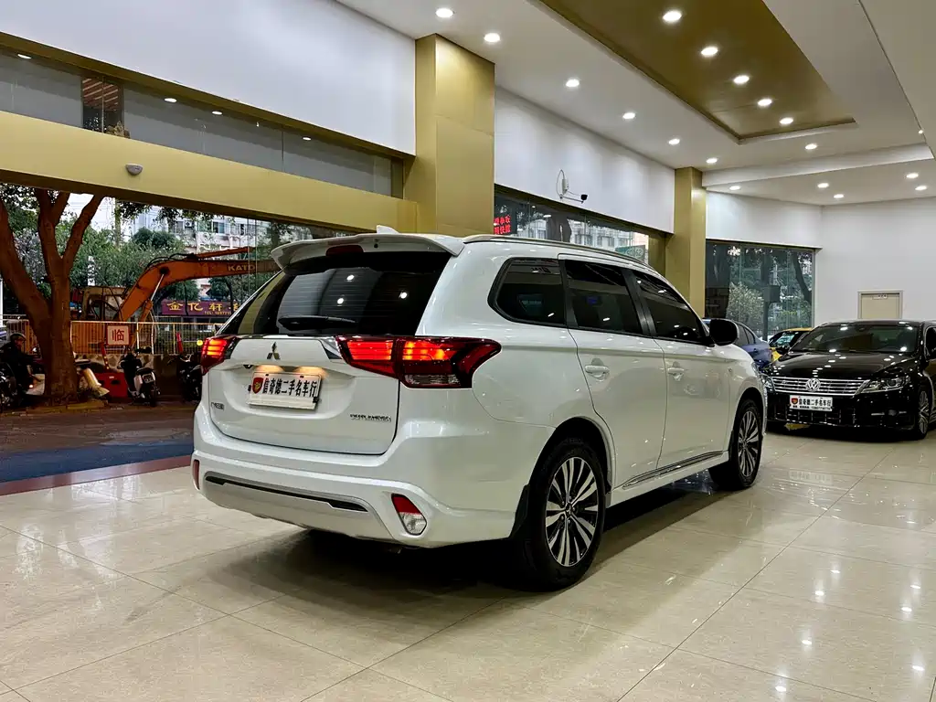 Outlander 2.0 L 2 WD Smooth Travel 5-seat