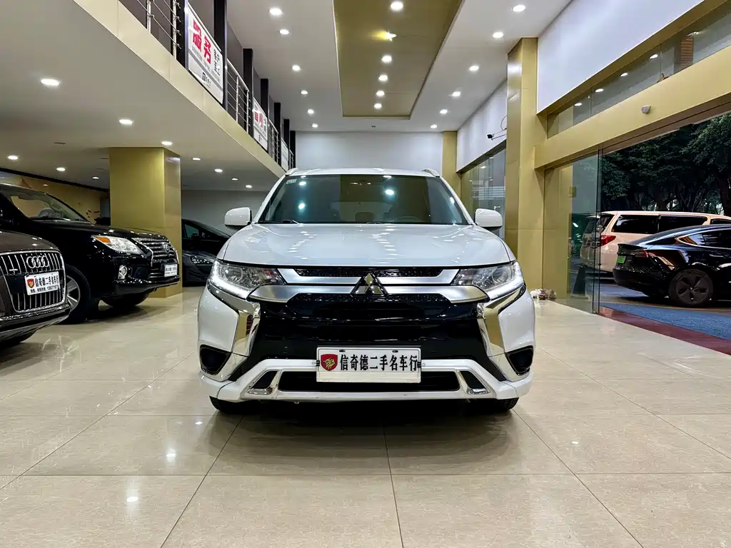 Outlander 2.0 L 2 WD Smooth Travel 5-seat