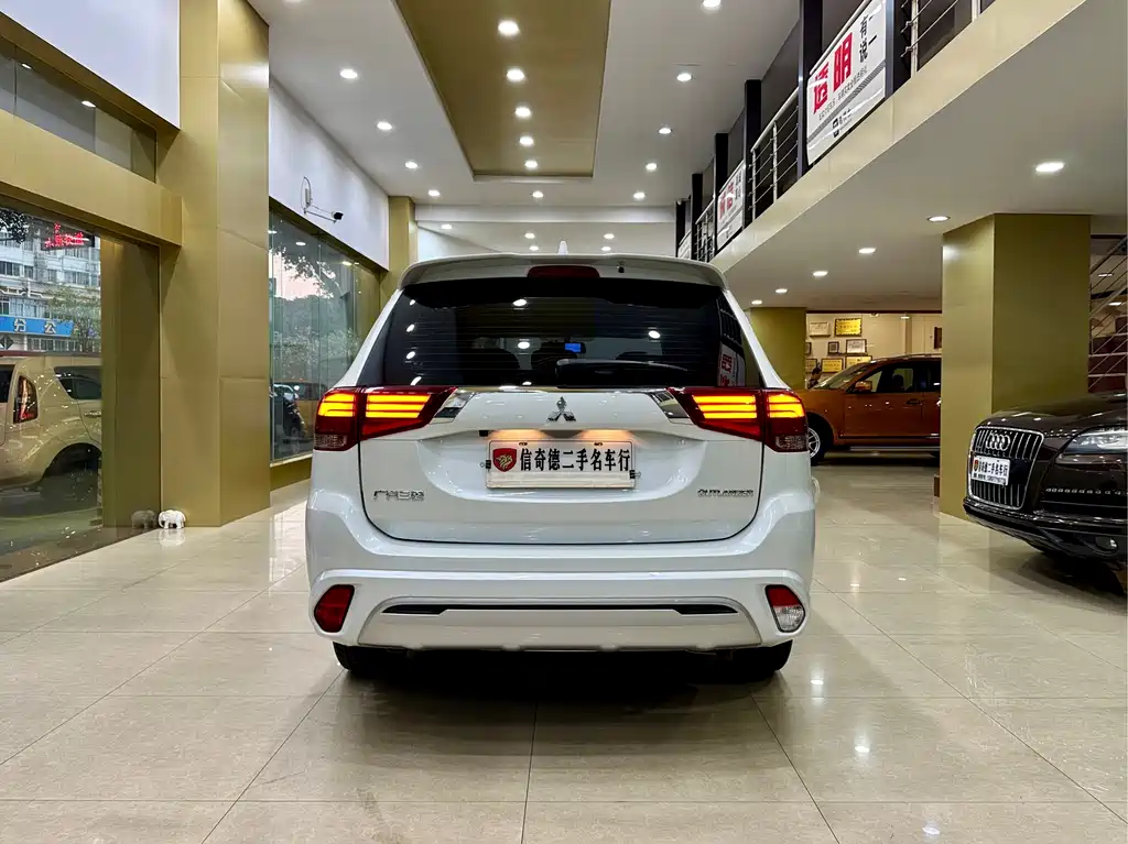 Outlander 2.0 L 2 WD Smooth Travel 5-seat