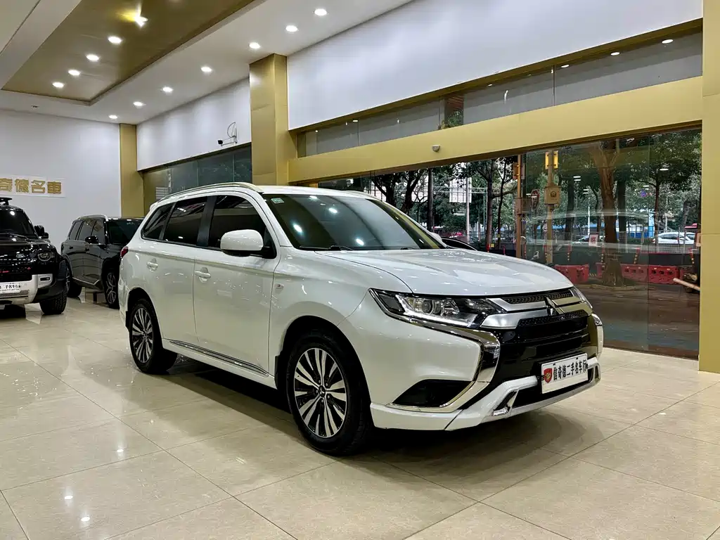 Outlander 2.0 L 2 WD Smooth Travel 5-seat