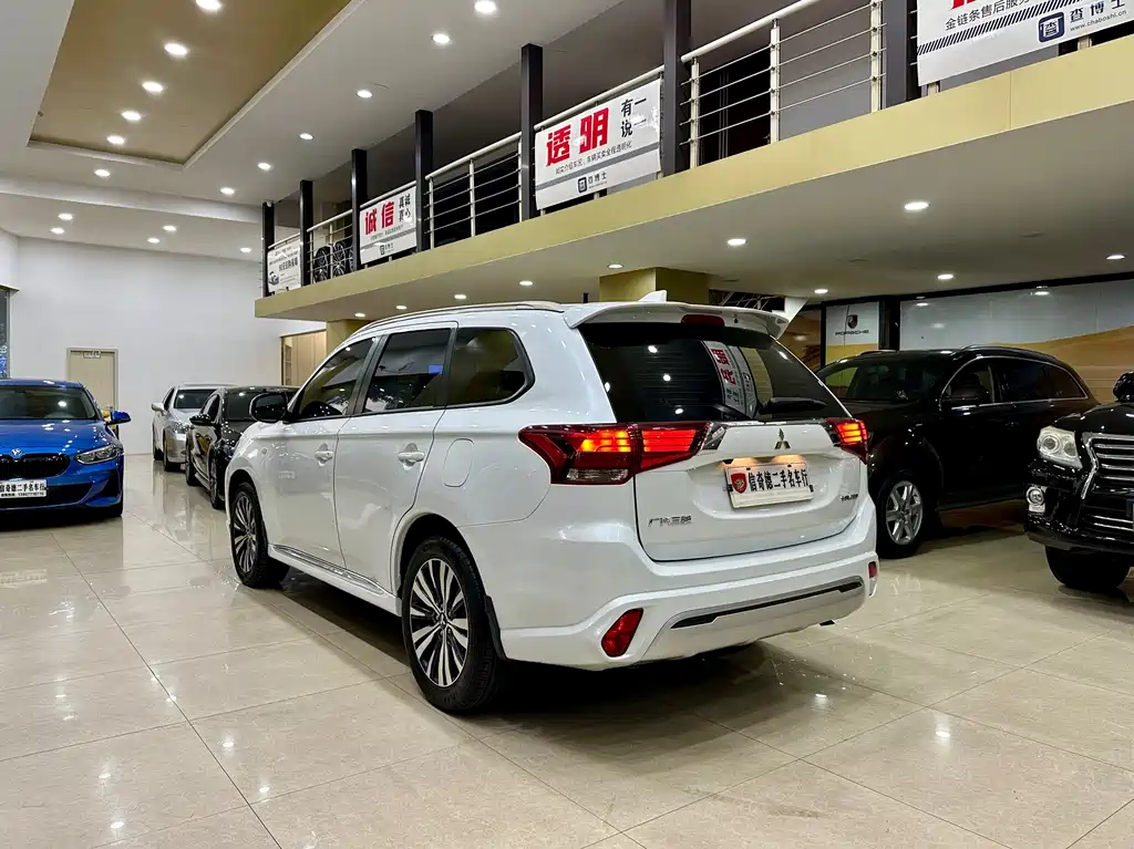 Outlander 2.0 L 2 WD Smooth Travel 5-seat