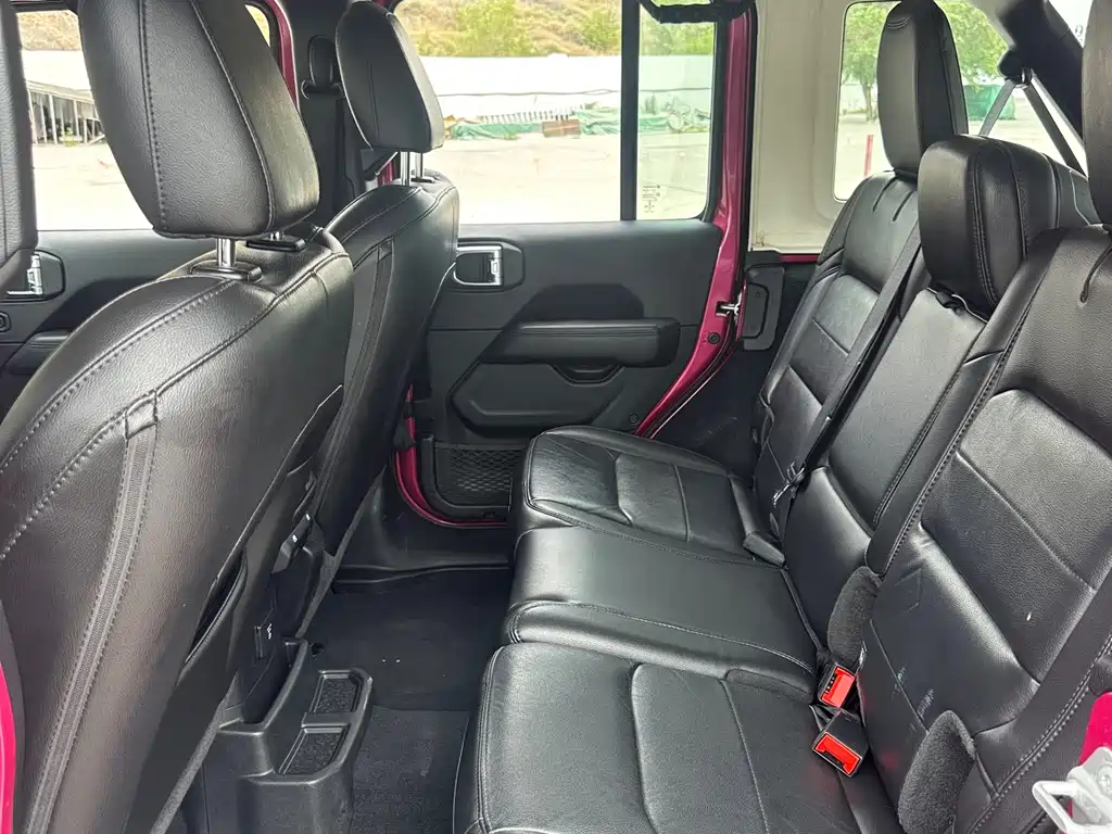 Wrangler 牧马人 2022款 2.0 T 高地巴哈马沙滩粉特别版